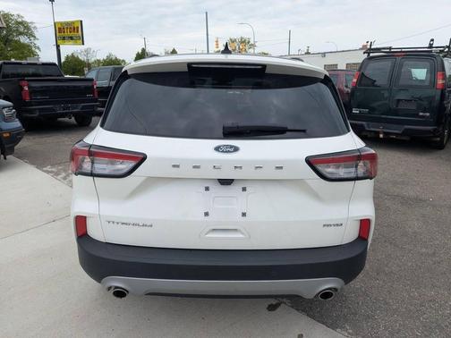 Star White Metallic Tri-Coat 2022 Ford Escape Titanium