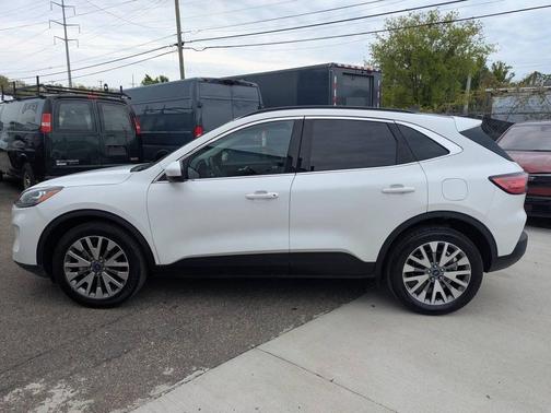 Star White Metallic Tri-Coat 2022 Ford Escape Titanium