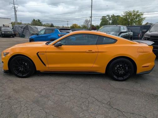 Orange Fury Metallic Tri-Coat 2018 Ford Shelby GT350R Base