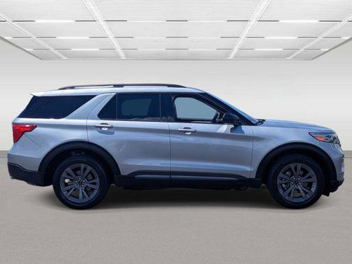 Iconic Silver Metallic 2023 Ford Explorer XLT