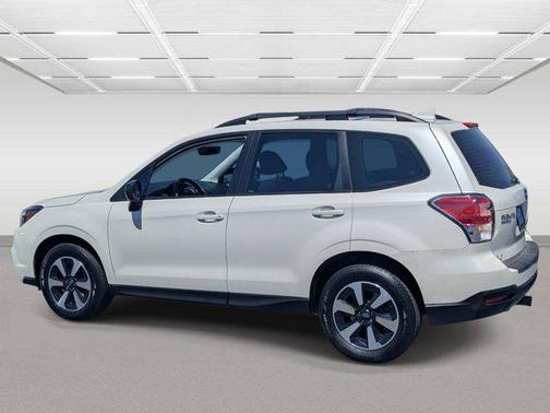 Crystal White Pearl 2017 Subaru Forester 2.5i