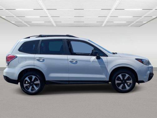 Crystal White Pearl 2017 Subaru Forester 2.5i