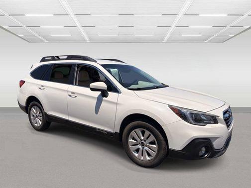 Crystal White Pearl 2018 Subaru Outback 2.5i Premium