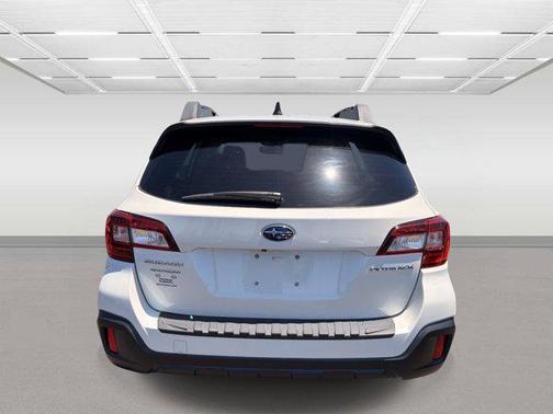 Crystal White Pearl 2018 Subaru Outback 2.5i Premium