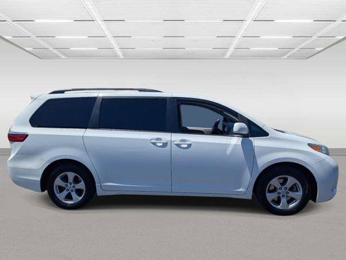 Super White 2017 Toyota Sienna LE