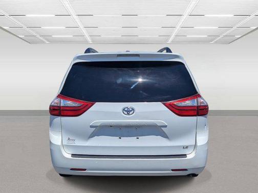 Super White 2017 Toyota Sienna LE