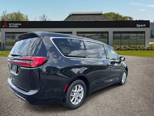 2023 Chrysler Pacifica Touring-L