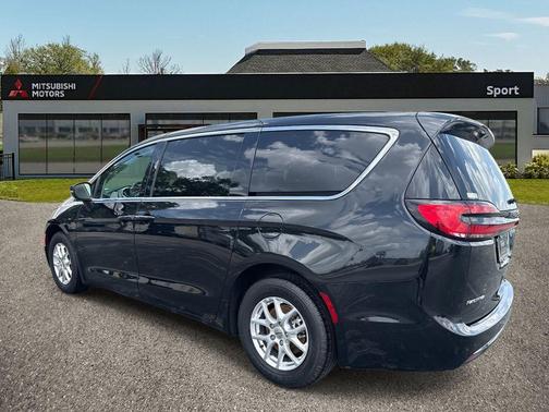 2023 Chrysler Pacifica Touring-L