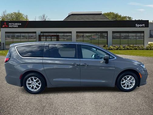 2023 Chrysler Pacifica Touring-L