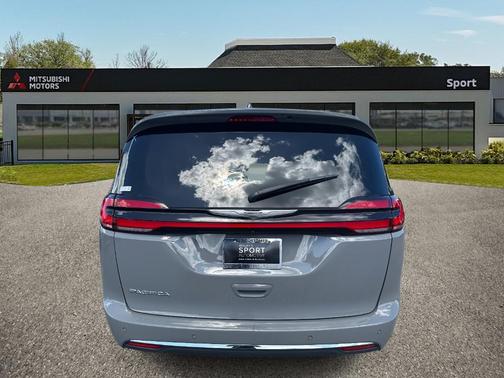 2023 Chrysler Pacifica Touring-L