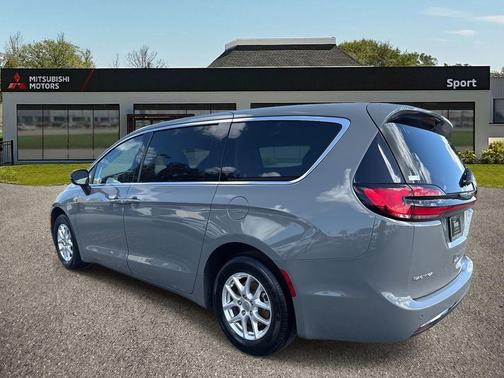 2023 Chrysler Pacifica Touring-L