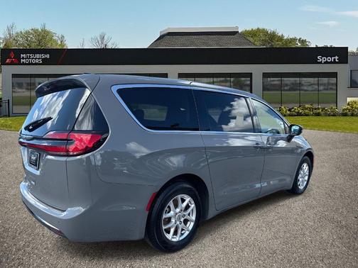 2023 Chrysler Pacifica Touring-L