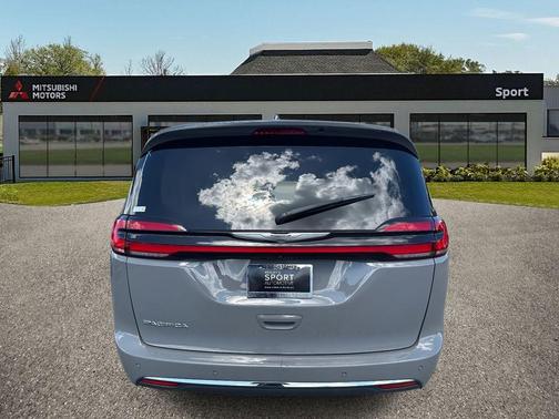 2023 Chrysler Pacifica Touring-L