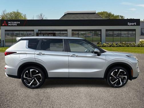 2023 Mitsubishi Outlander SE