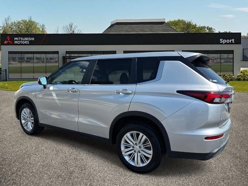 2024 Mitsubishi Outlander ES