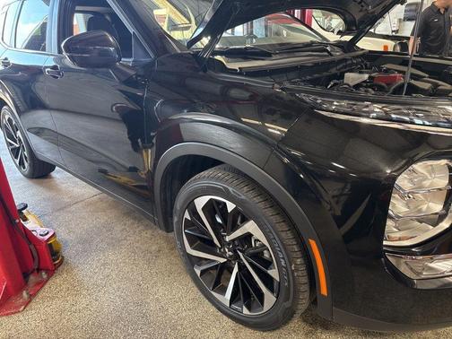 2023 Mitsubishi Outlander SE