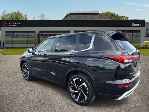 2023 Mitsubishi Outlander SE