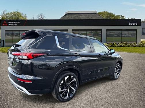 2023 Mitsubishi Outlander SE