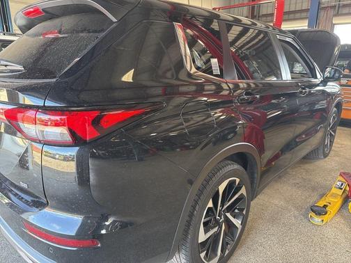 2023 Mitsubishi Outlander SE