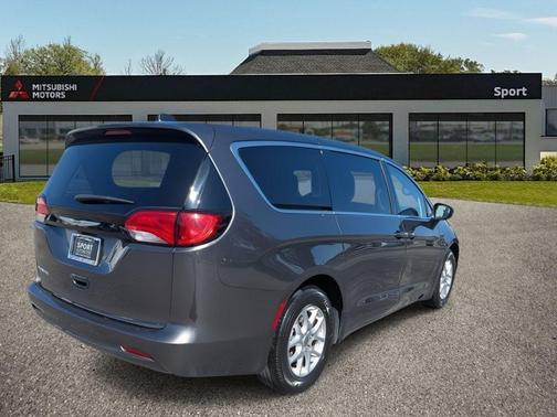 2022 Chrysler Voyager LX