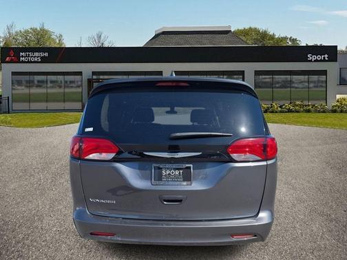 2022 Chrysler Voyager LX