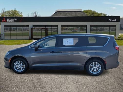 2022 Chrysler Voyager LX