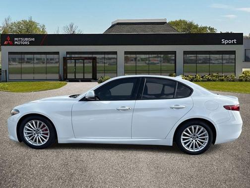 2022 Alfa Romeo Giulia Base