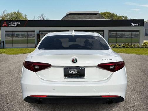 2022 Alfa Romeo Giulia Base