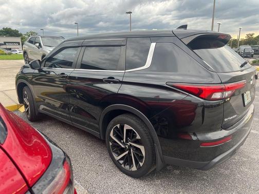 2022 Mitsubishi Outlander ES