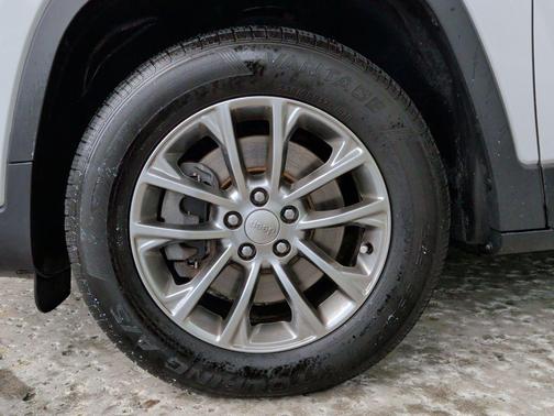 Bright White Clearcoat 2019 Jeep Cherokee Latitude Plus
