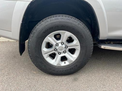 Photo 5 of 21 of 2017 Toyota 4Runner SR5