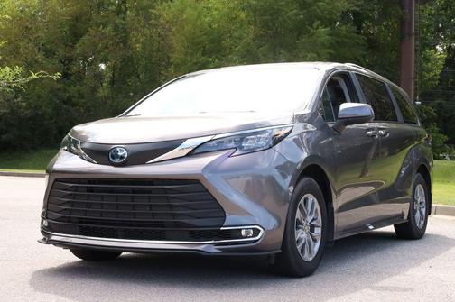 2024 Toyota Sienna XLE 8 Passenger