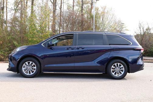2025 Toyota Sienna LE