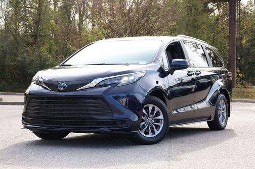 2025 Toyota Sienna LE