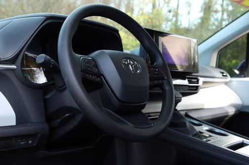 2025 Toyota Sienna LE