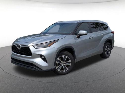 Celestial Silver Metallic 2023 Toyota Highlander XLE