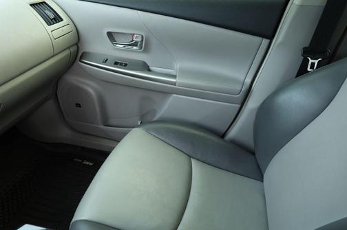 2017 Toyota Prius v Five