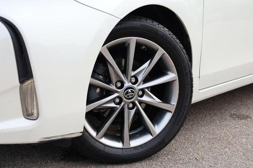 2017 Toyota Prius v Five