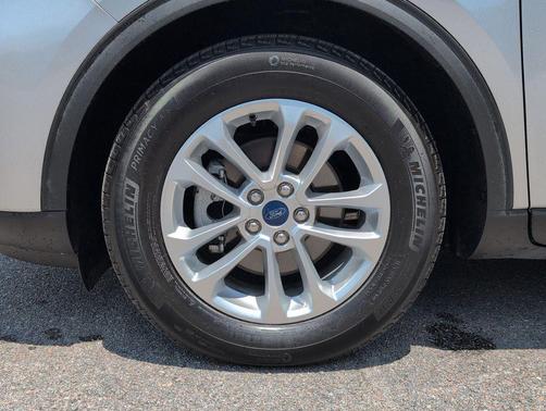 Silver Metallic 2022 Ford Escape SE