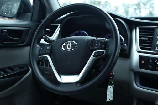 2019 Toyota Highlander LE I4