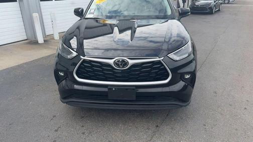 Midnight Black Metallic 2024 Toyota Highlander LE