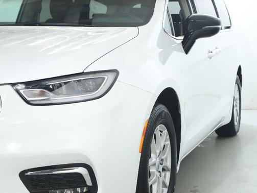 Bright White Clearcoat 2024 Chrysler Pacifica Touring L