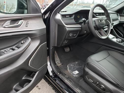 Diamond Black Crystal Pearlcoat 2026 Jeep Grand Cherokee Limited