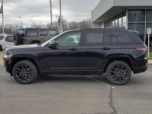 Diamond Black Crystal Pearlcoat 2026 Jeep Grand Cherokee Limited