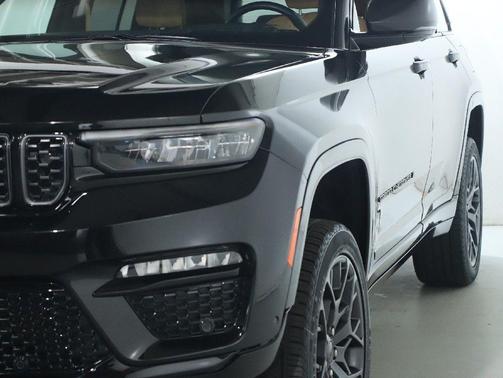 Diamond Black Crystal Pearlcoat 2025 Jeep Grand Cherokee Summit