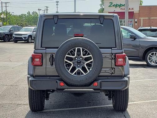 2025 Jeep Wrangler 4-Door Sahara 4x4