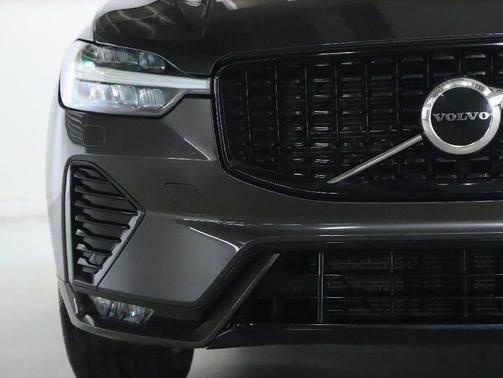2024 Volvo XC60 B5 Core Dark Theme