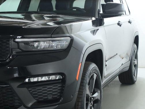 Diamond Black Crystal Pearlcoat 2025 Jeep Grand Cherokee Limited