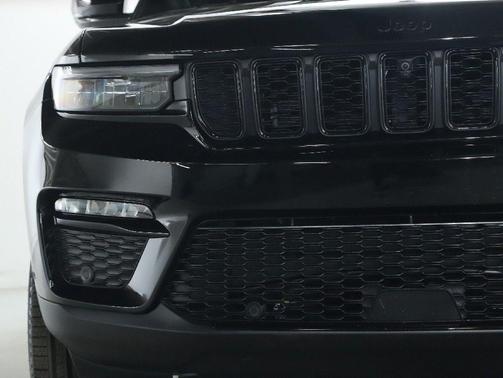 Diamond Black Crystal Pearlcoat 2025 Jeep Grand Cherokee Limited