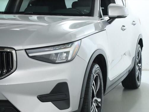 2024 Volvo XC40 B5 Core